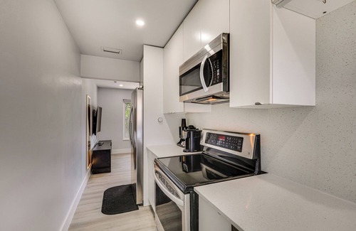 Wilton Manors Cabaña | Private Backyard: Dog-friendly Wilton Manors Home!