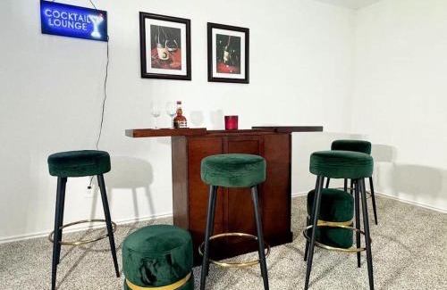 Houston Casa | Private Backyard Pool Table Bar Lounge