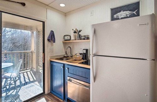 Lake Lure Apartamento | Private Balcony & Pool Access: Lake Lure Studio!