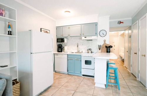 Tybee Island Apartamento | Private Balcony - Steps to the Beach and Pool!
