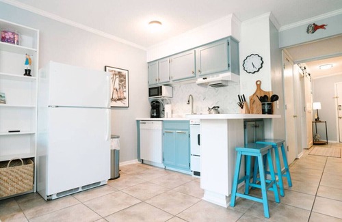 Tybee Island Apartamento | Private Balcony - Steps to the Beach and Pool!