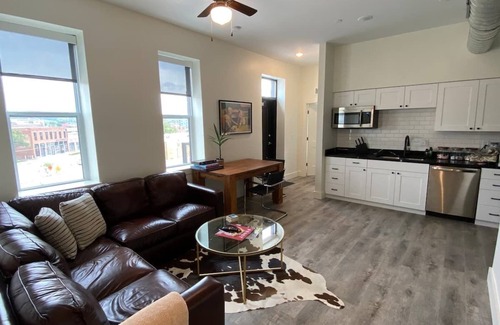 Westside North Casa | Private Balcony | Walk to Everything | 2+2