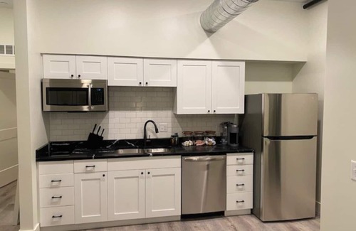 Westside North Casa | Private Balcony | Walk to Everything | 2+2