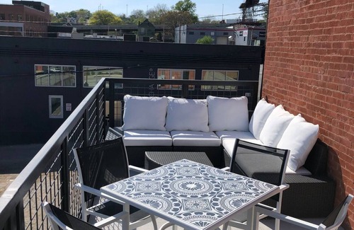 Westside North Casa | Private Balcony | Walk to Everything | 2+2