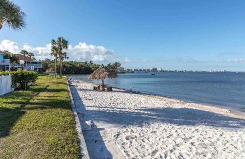 Bayview Casa | Private Beach Condo Mins To Beach, Pool, Hot Tub
