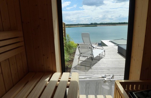Lobnitz Casa | Playa privada! Casa 'California' con chimenea, sauna y bañera de hidromasaje derecha en el lago