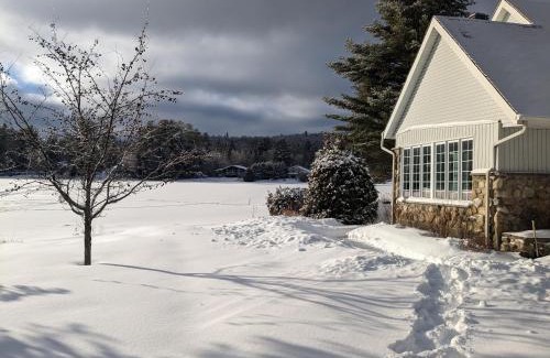 Chertsey Chalet De Esquí | Private Beach, Jacuzzi & Ski