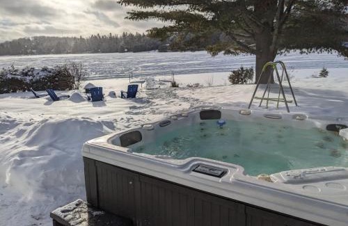 Chertsey Chalet De Esquí | Private Beach, Jacuzzi & Ski