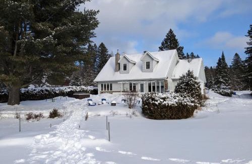Chertsey Chalet De Esquí | Private Beach, Jacuzzi & Ski