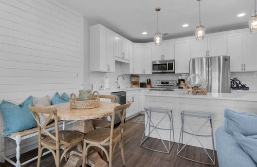 Seagrove Beach Condominio | Private Beach | 1 minute walk to Beach! | Beautifully updated 1 bedroom condo | Sleeps 6 | Wi-Fi