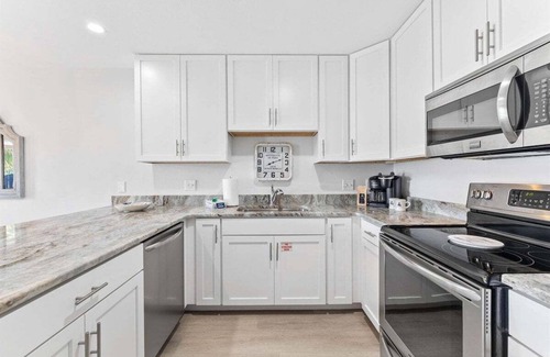 Gulf Place Condominio | Private Beach Access at Gulf Place~ 3 Pools,Tennis