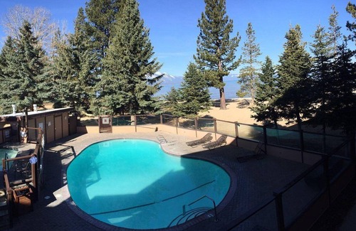 South Lake Tahoe Complejo | Private Beach Resort for Summer Family Fun