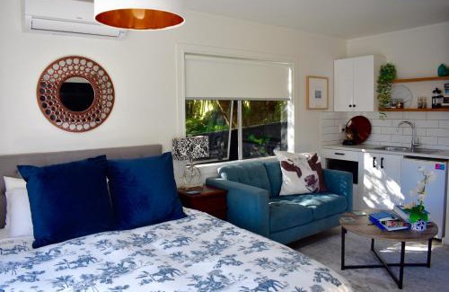 Paraparaumu Beach Apartamento | Private Beachside Studio with Courtyard and Sea view