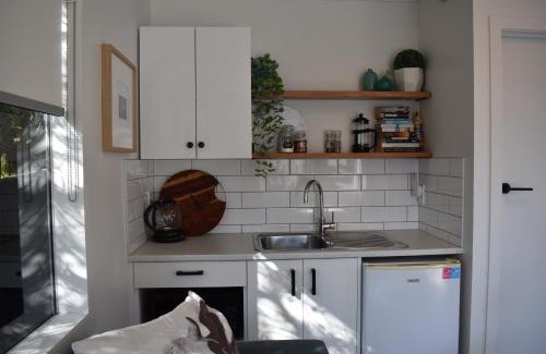 Paraparaumu Beach Apartamento | Private Beachside Studio with Courtyard and Sea view