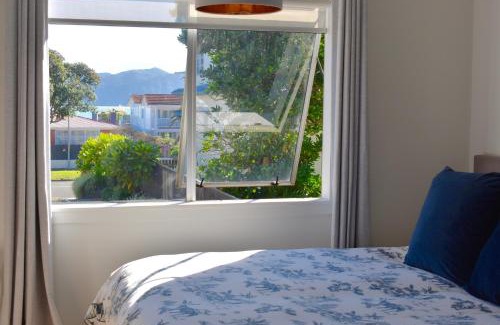 Paraparaumu Beach Apartamento | Private Beachside Studio with Courtyard and Sea view