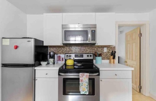 Old North End Apartamento | Private+Beautiful Downtown Pad- Near Church St