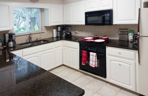 San Marcos Casa | Private Bed/Bath with KING Bed, FREE Wi-Fi/Parking/Snack in Relaxing Oasis