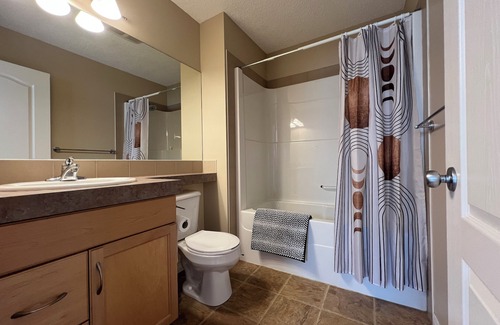 Airdrie Casa | Private bedroom and bathroom