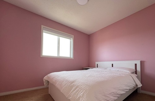 Airdrie Casa | Private bedroom and bathroom