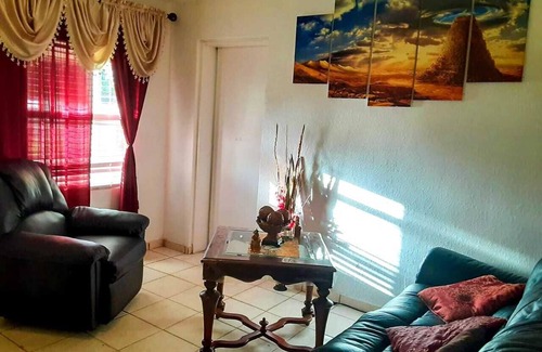 Coral Way Cama Y Desayuno | Habitación con baño privado en casa en Pequeña Habana, Miami