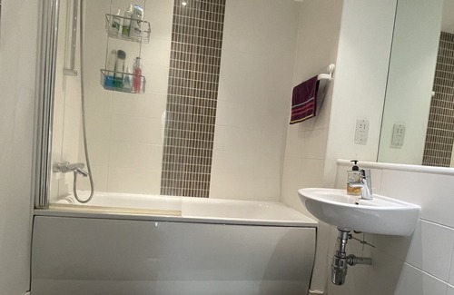 Syon Apartamento | Private Bedroom in Isleworth, London. Near SKY & GSK Office