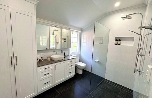 Hendra Casa | Private Bedroom in Large House With Pool & Parking