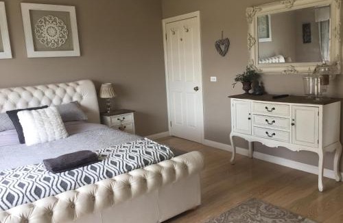 Tallarook Casa | Private Bedroom in Modern Farm Homestead
