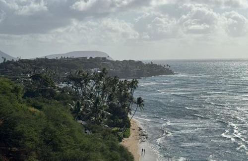 Diamond Head - Kapahulu - St. Louis Casa | Private Bedroom in Shared Guesthouse Waikiki Beach Area