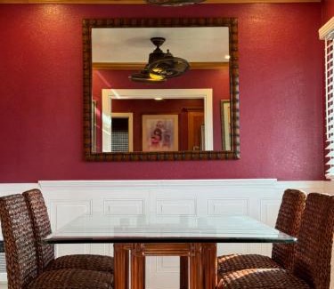 Diamond Head - Kapahulu - St. Louis Casa | Private Bedroom in Shared Guesthouse Waikiki Beach Area
