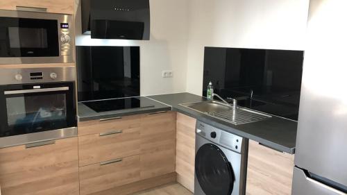 Saint-Vincent Apartamento | Private bedroom with private bathroom & toilet in a shared flat