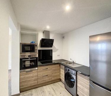 Saint-Vincent Apartamento | Private bedroom with private bathroom & toilet in a shared flat