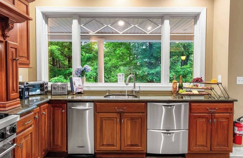Lakeville Casa | Private Boat Slip + LakeFront + Hot Tub +Skee Ball