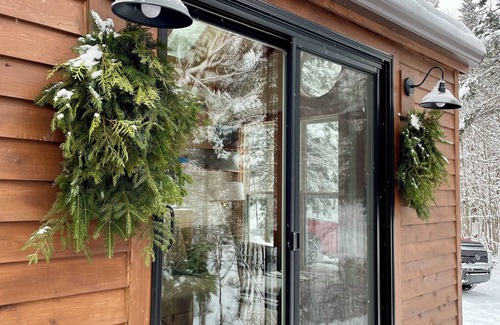 Clifton Royal Casa | Private Brook-Side Tiny House in the Woods with Gazebo