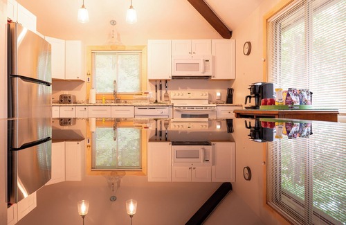 Plymouth Casa | Private Brookside Getaway