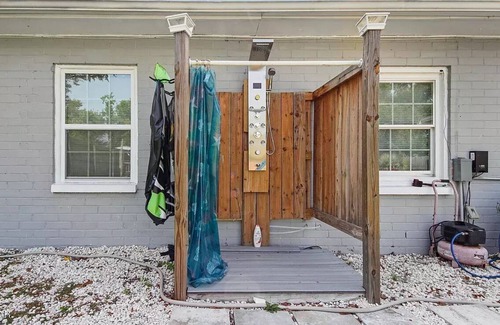 Pretty Bayou Casa | Private Bungalow with pool across the street from bay! 5 min drive to the beach.
