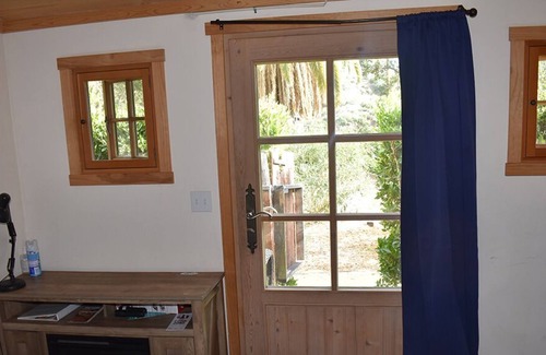 Mission Canyon Cabina | Private Cabin 2ppl kitchen, WiFi, free parking, pet friendly, jacuzzi