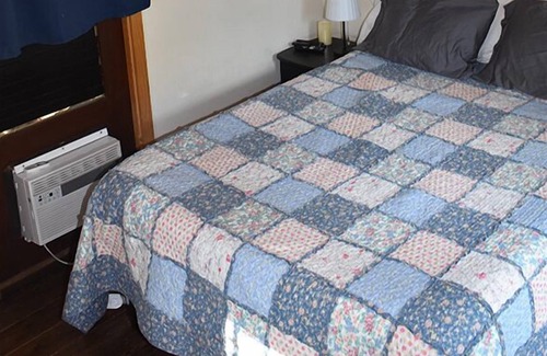Mission Canyon Cabina | Private Cabin 2ppl kitchen, WiFi, free parking, pet friendly, jacuzzi