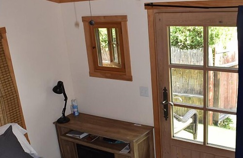 Mission Canyon Cabina | Private Cabin 2ppl kitchen, WiFi, free parking, pet friendly, jacuzzi