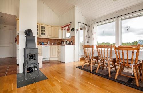 Vestvagøy Casa | Private cabin by the sea, Lofoten