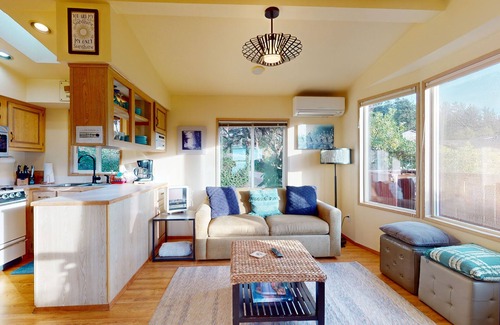 Brookings Cabina | Private cabin close to trails with hot tub, grill, and dazzling ocean views