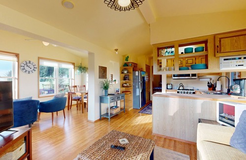 Brookings Cabina | Private cabin close to trails with hot tub, grill, and dazzling ocean views