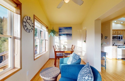 Brookings Cabina | Private cabin close to trails with hot tub, grill, and dazzling ocean views