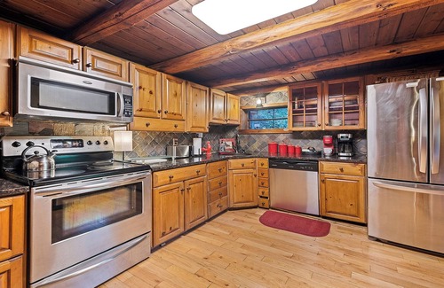 Waynesville Cabina | ¡AMBAS CABINAS SON TUYAS! Cabina abierta al aire libre, chimenea, comedor es todo tuyo.