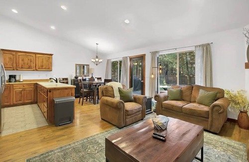 Three Rivers Casa | Private cabin, hot tub, dogs welcome, close to river & mountains