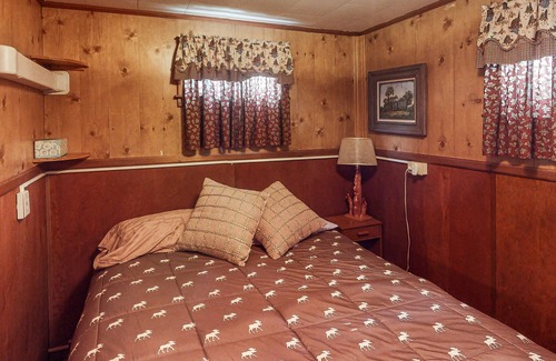 Nemo Cabina | Private cabin near outdoor recreation with RV pad and hook ups - gas grill & W/D
