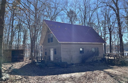 Edgemont Casa | Private cabin on 300 ft of lake shoreline. Hike, fish, and read in seclusion.