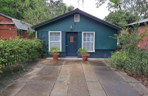 Northside Cabaña | Private Carriage House and Driveway