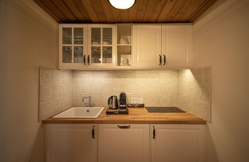 Schoenried Apartamento | Private Chalet-ferienwohnung im Dachstock vom Hotel Alpenrose