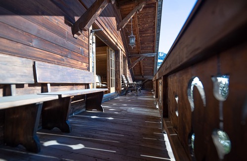 Schoenried Apartamento | Private Chalet-ferienwohnung im Dachstock vom Hotel Alpenrose