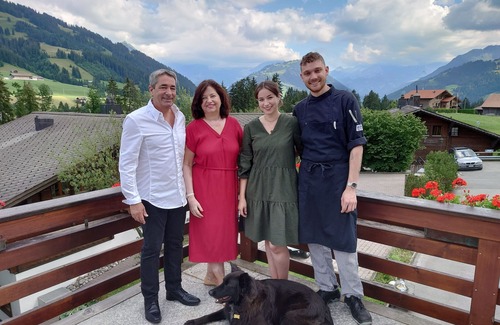 Schoenried Apartamento | Private Chalet-ferienwohnung im Dachstock vom Hotel Alpenrose